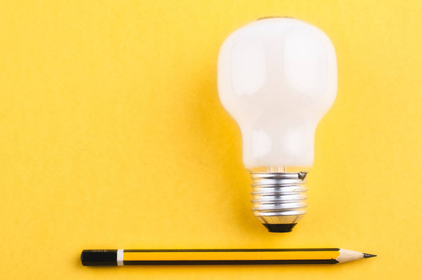 matita e lampadina su sfondo giallo per il concetto di idee creative
 - Foto, immagini