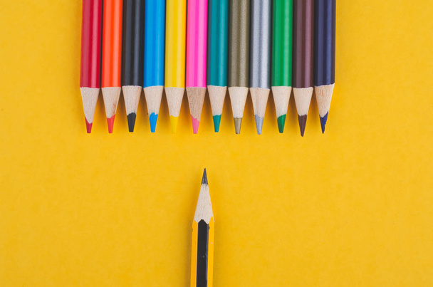 Close-up beeld van kleurrijke potloden over gele achtergrond - Foto, afbeelding