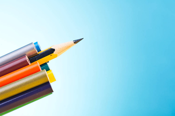 lápices de colores sobre hermoso fondo degradado reverberación
 - Foto, Imagen