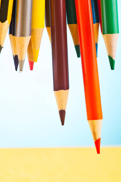 lápices de colores sobre hermoso fondo degradado reverberación
 - Foto, imagen