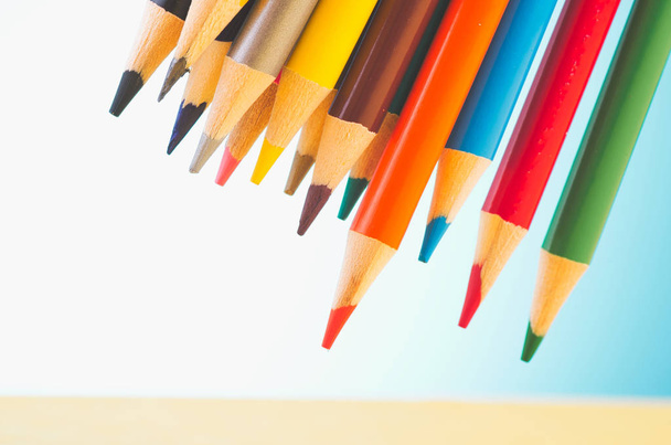matite colorate su un bellissimo sfondo gradiente di riverbero
 - Foto, immagini