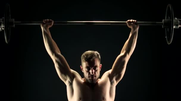 bodybuilder persévérant soulevant haltère lourde
. - Séquence, vidéo
