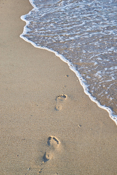 Kiiltävä, täydellinen jalat jälki hiekkaan rannalla kesällä
 - Valokuva, kuva