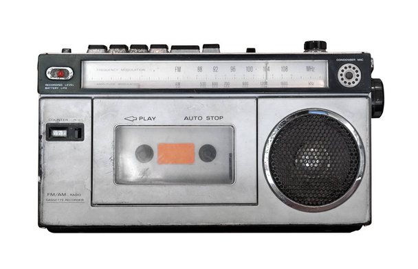 Vintage-Kassettenspieler - alte Radioempfänger isoliert auf weiß mit Clipping-Pfad für Objekt. Retro-Technik  - Foto, Bild