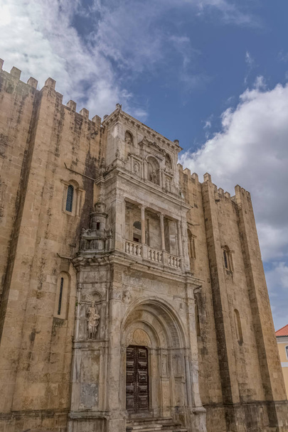 Coimbra/Portugal-04 04 2019: výhled na boční fasádu gotické budovy katedrály Coimbra, města Coimbra a nebe jako pozadí, Portugalsko - Fotografie, Obrázek