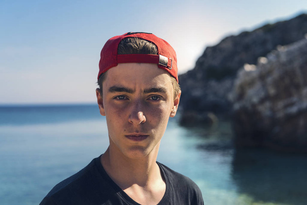 okyanusun önünde duran genç bir adamın portresi - Fotoğraf, Görsel
