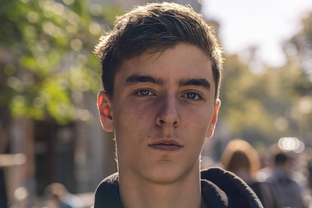 sokakta kendine güvenen bir genç adamın portresi - Fotoğraf, Görsel