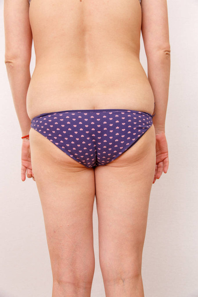 φωτογραφία μιας υπέρβαρης γυναίκας με εσώρουχα από την πλάτη - Φωτογραφία, εικόνα