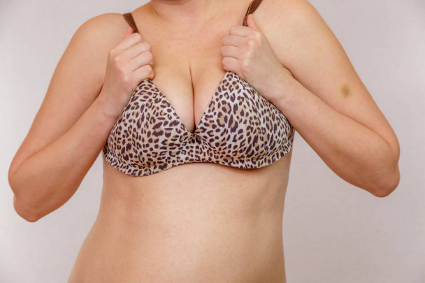 nainen, jolla on ylipaino alusvaatteissa
 - Valokuva, kuva