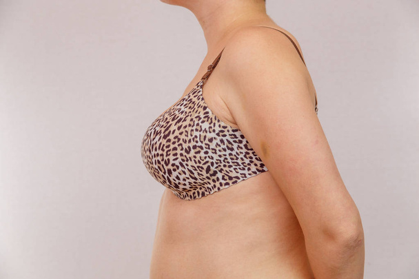 une femme vérifie son sein pour le cancer
 - Photo, image