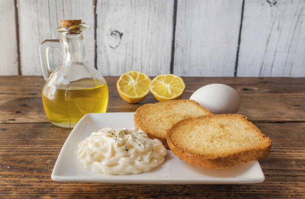 Toast mit hausgemachter Mayonnaise und Petersilie - Foto, Bild