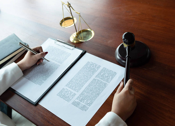 弁護士は助言、助言、法的提案を提供します。法的文書の審査 - 写真・画像