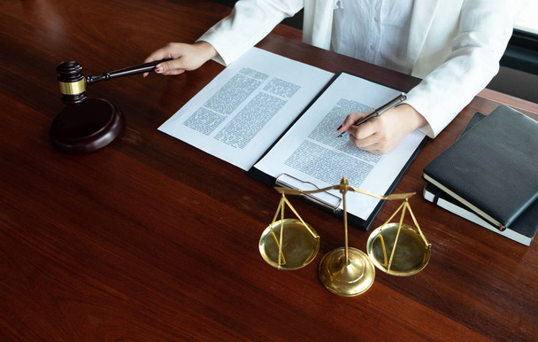 L'avocat fournit des conseils, des conseils, des propositions juridiques. Examen des documents juridiques
 - Photo, image