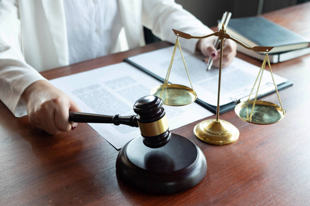 El abogado ofrece asesoramiento, asesoramiento, propuestas legales. Examen de documentos jurídicos
 - Foto, Imagen