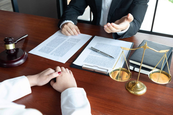 Az ügyvéd tanácsokat, tanácsokat, jogi javaslatokat nyújt. A jogi okmányok vizsgálata - Fotó, kép
