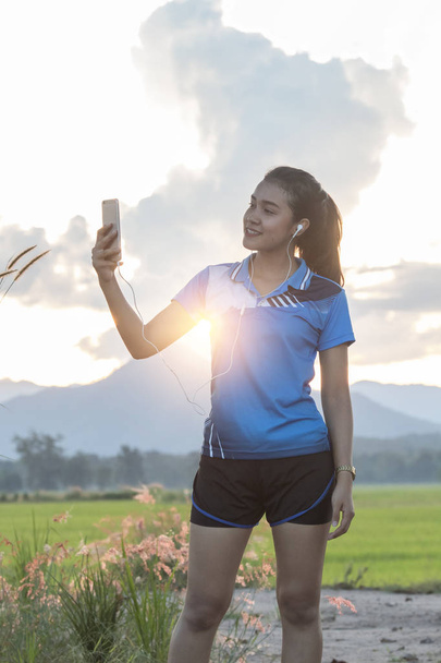 Genç Asyalı Sporcu Kadın Selfie Çekiyor - Fotoğraf, Görsel