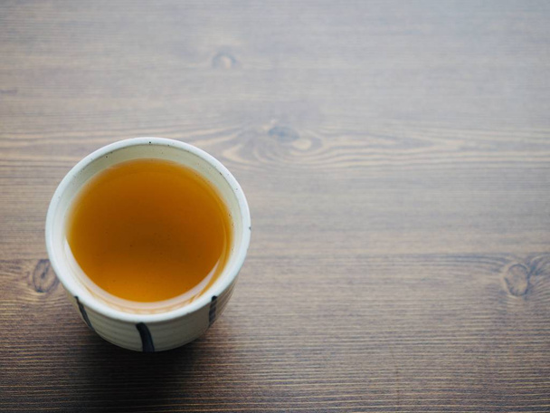 Tea on wooden boards and porcelain cups, black tea - Foto, Imagen