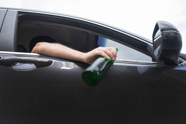 Don't Drink for Drive concept, Jeune homme ivre bouteille o
 - Photo, image