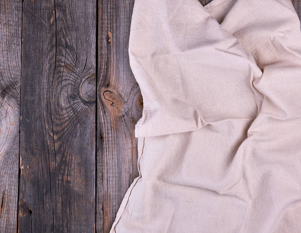textiel vaatdoek op een grijze houten achtergrond van oude planken - Foto, afbeelding