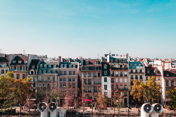 Színes párizsi épületek Párizsban, Franciaországban - Fotó, kép