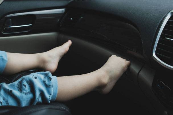 child sitting on front seat of car - Foto, Imagen
