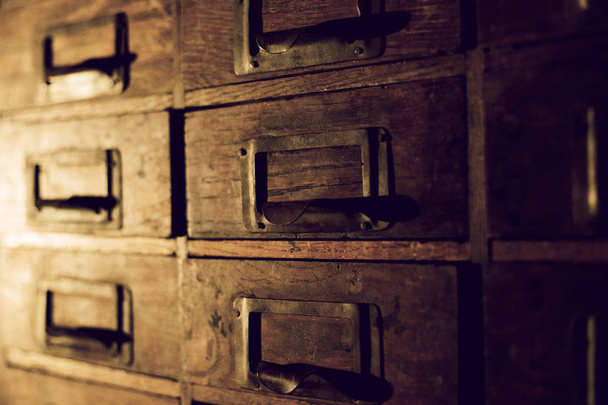 Mektupları saklamak için küçük çekmeceleri olan eski ahşap gardırop, antika antika, el yapımı mini gardırop. - Fotoğraf, Görsel