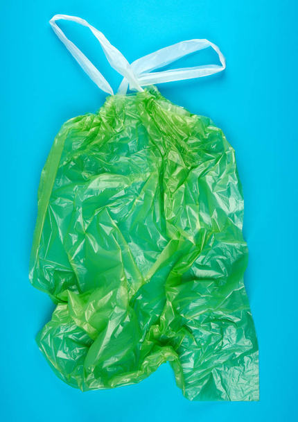 empty green plastic garbage bag with handles  - Fotoğraf, Görsel