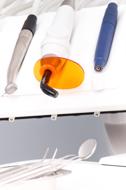 Hammaslääkärin virassa käyttämät hammasinstrumentit ja välineet
 - Valokuva, kuva