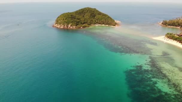 Vista aérea del dron pequeña isla de Koh Ma, Ko Phangan Tailandia. Paisaje panorámico de costa exótica, playa de Mae Haad, día de verano. Camino de arena entre corales. Paisaje marino vivo, palmeras de coco de montaña desde arriba. - Metraje, vídeo