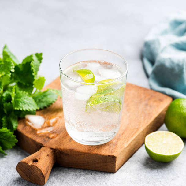 Refreshing summer mojito cocktail or lemonade - Foto, afbeelding