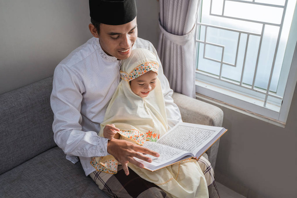 muslim father read quran with his daughter - Foto, afbeelding