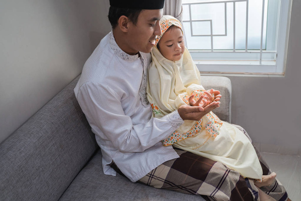 asian dad teach her daughter how to pray - Foto, afbeelding