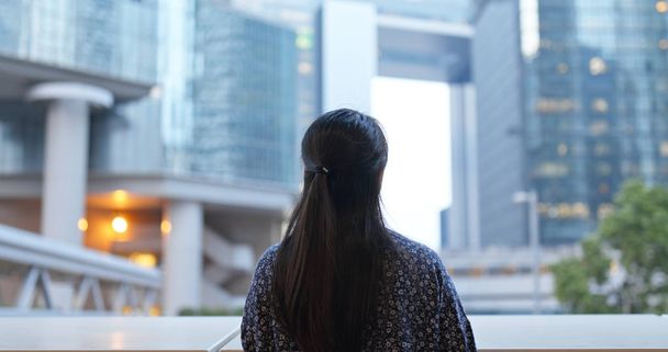 Žena rozhlédnout ve městě, obchodní korporátní věž pozadí - Fotografie, Obrázek