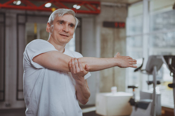 Senior homme travaillant à la salle de gym
 - Photo, image