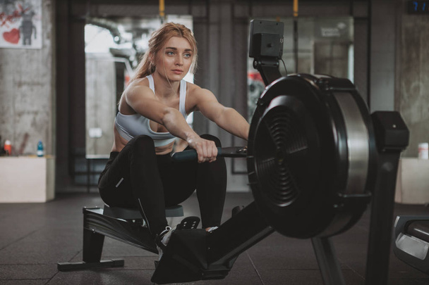 Hermosa joven fitness mujer haciendo ejercicio en el gimnasio
 - Foto, Imagen