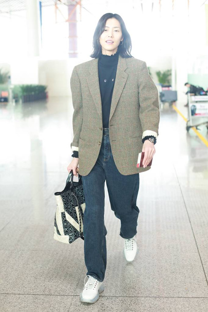 Chinese model Liu Wen arrives at the Beijing Capital International Airport before departure in Beijing, China, 28 April 2019. - Фото, изображение