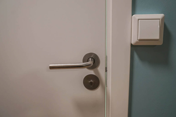 κλειδαριά και τρύπα κλειδί για το σπίτι ξύλινη πόρτα με διακόπτη φωτισμού - Φωτογραφία, εικόνα