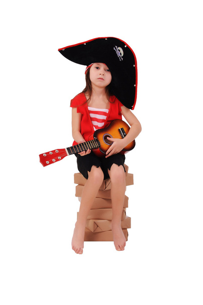 malý pirát sedí na zásobníku papíru - Fotografie, Obrázek