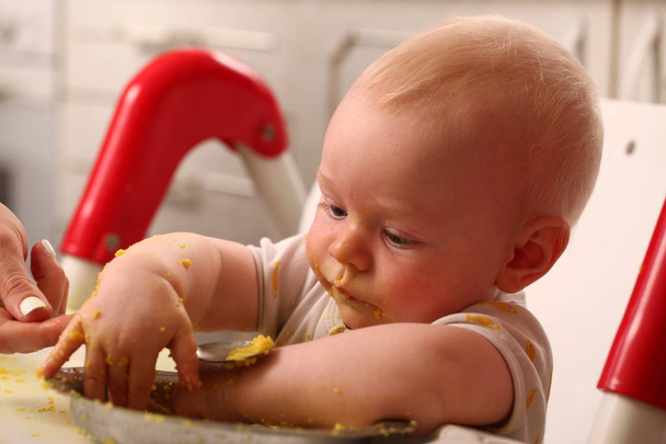 söpö pieni pikkulapsi poika syö
  - Valokuva, kuva