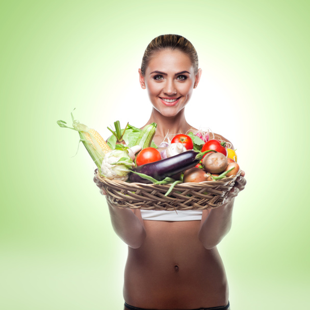 Жінка тримає кошик з овочами. Концепція вегетаріанської дієти
 - Фото, зображення