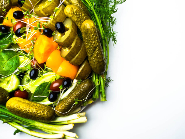Domates ve salatalık salatası ile microgreens, dereotu, ıspanak - Fotoğraf, Görsel