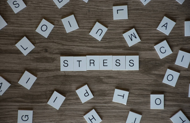 Word stress με κεφαλαία γράμματα με μονά γράμματα γύρω του - Φωτογραφία, εικόνα