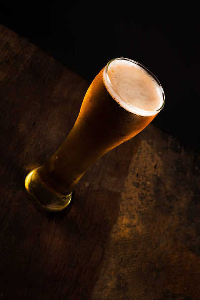 Vaso de cerveza sobre fondo oscuro, alcohol, cerveza, bebida, elaborada
 - Foto, Imagen