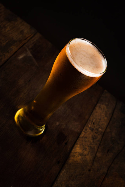 Vaso de cerveza sobre fondo oscuro - Foto, imagen