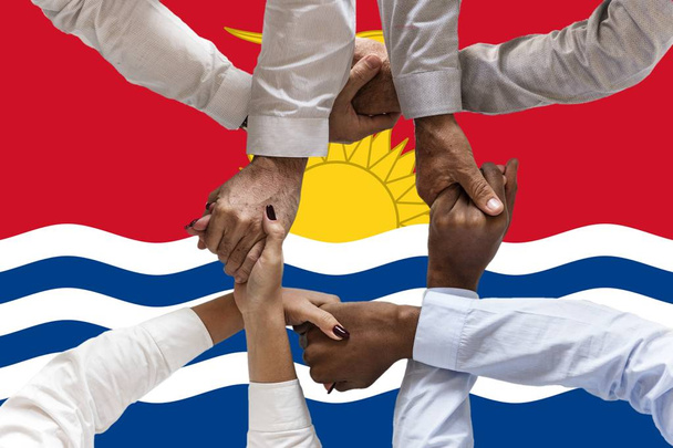 Flagge von Kiribati, Integration einer multikulturellen Gruppe junger Menschen - Foto, Bild