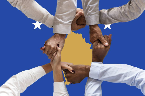 Koszovó zászlaja, a fiatalok multikulturális csoportjának összekapcsolása - Fotó, kép