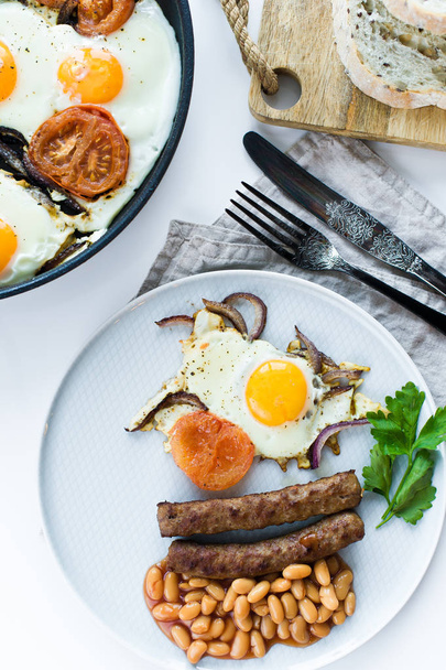 sana colazione equilibrata su un piatto grigio su sfondo bianco
. - Foto, immagini