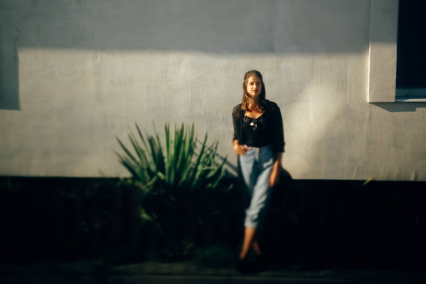 Sokakta güneşli ışıkta poz veren şık hipster kız, atmospheri - Fotoğraf, Görsel