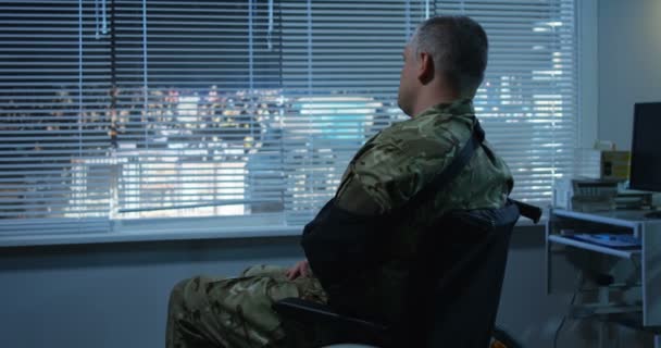 Soldado sentado en silla de ruedas en el hospital
 - Metraje, vídeo