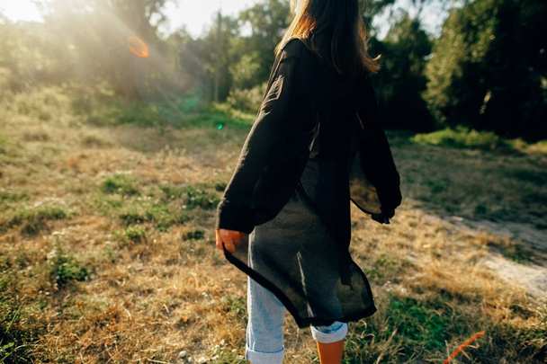 Tyylikäs hipster tyttö hauskaa aurinkoinen puisto hämmästyttävä auringonsäde
 - Valokuva, kuva